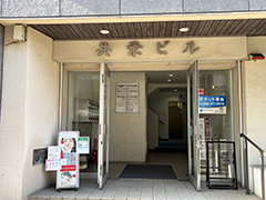 ビルの入口です。 ビルの入口です。